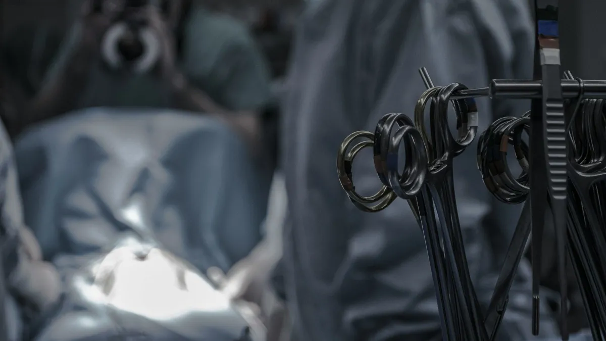 műtét,
kórház,
orvosok