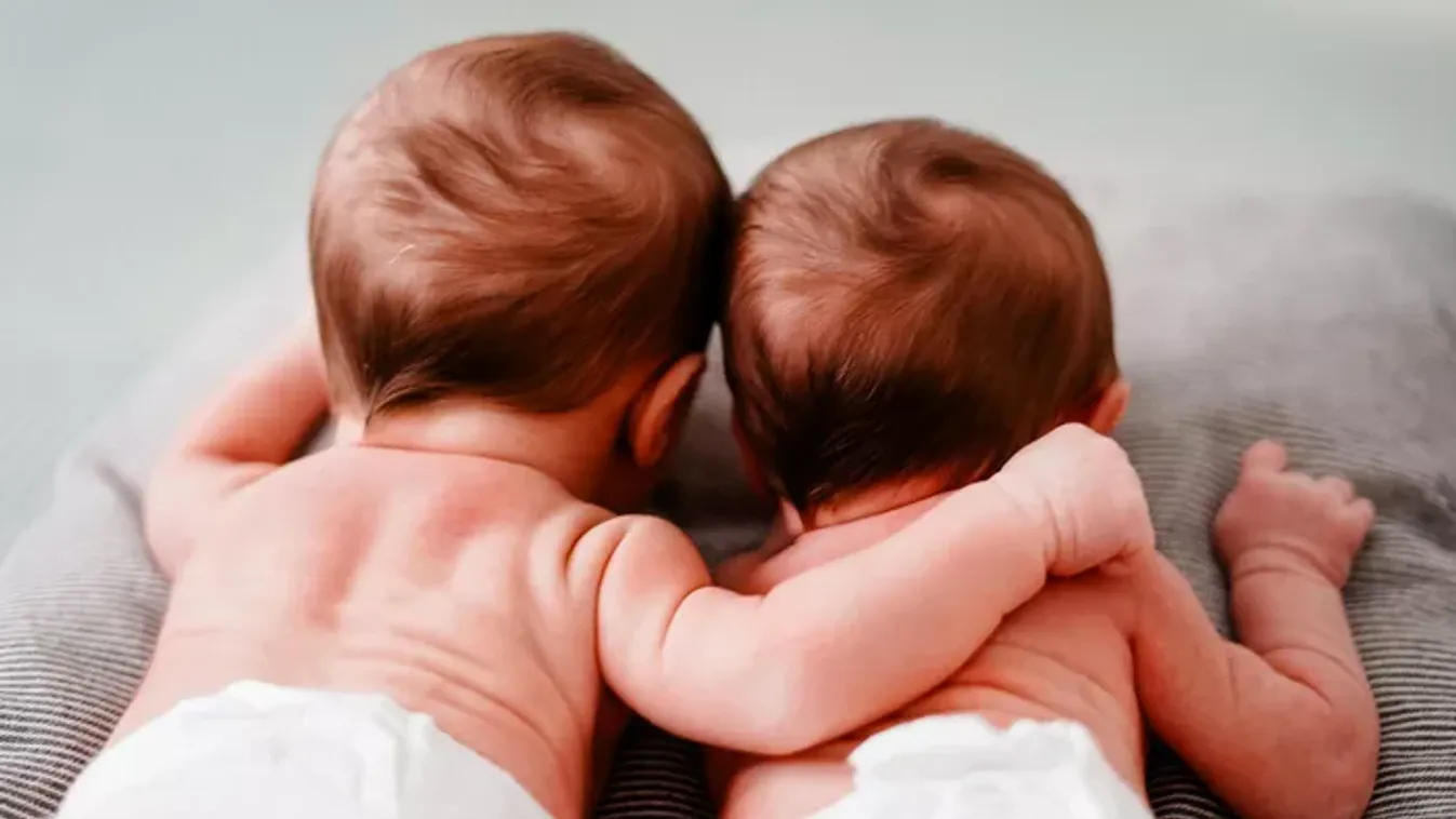 Az SMA 1-es típusának jelei - a híres énekesnő&nbsp;elárulta ikerlányai megrázó diagnózisát