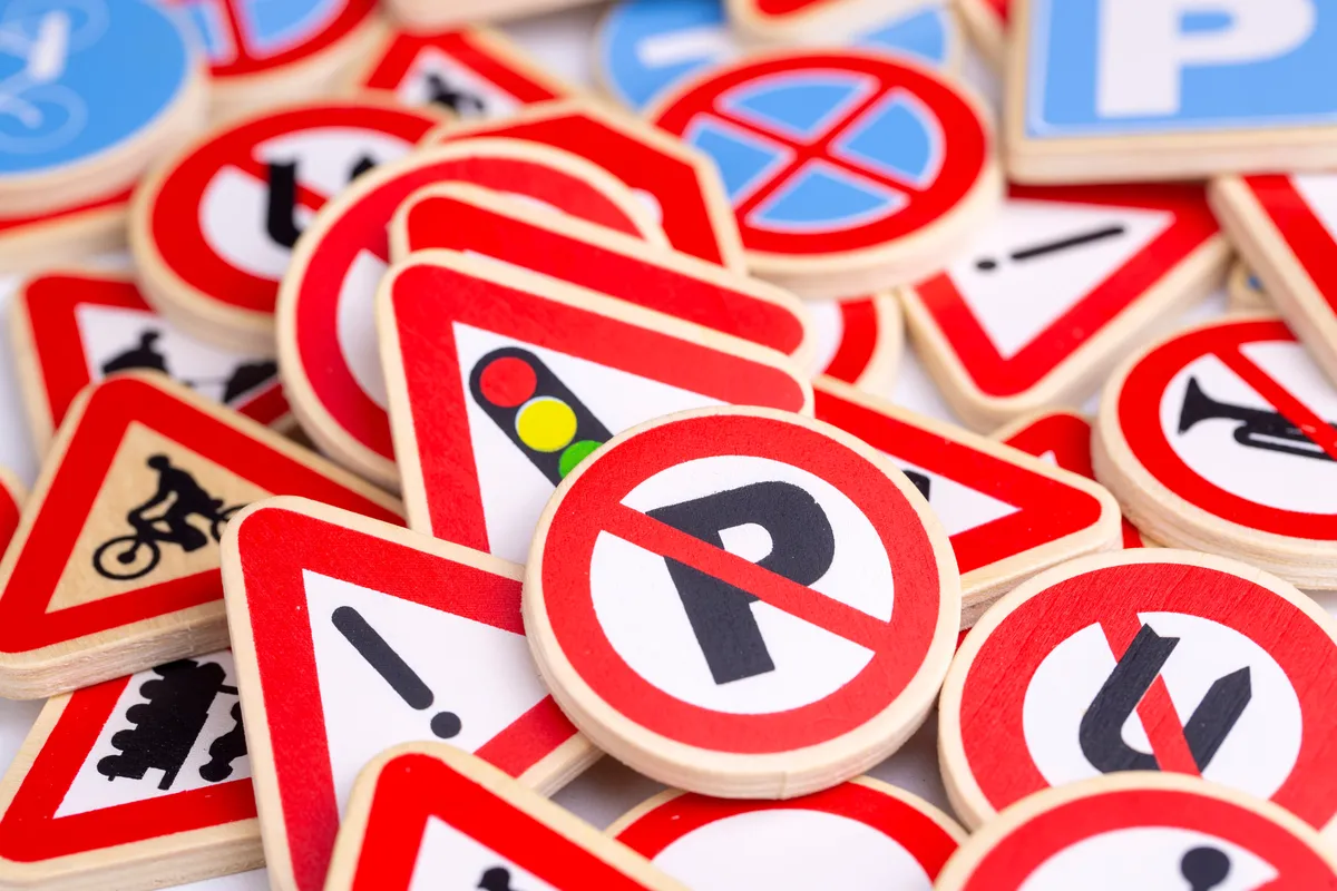 KRESZ táblák, töltsd ki a kvízünket.