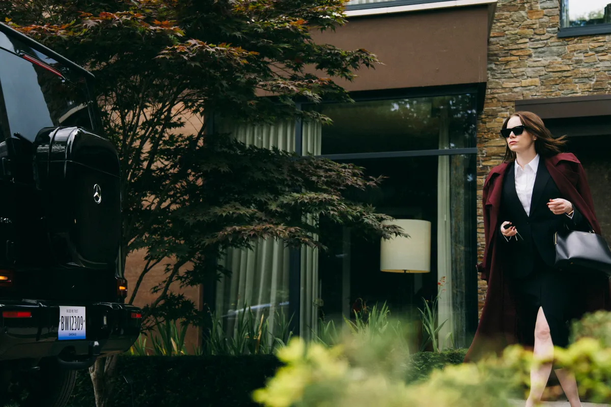 Az Oscar-jelöltek között Emma Stone a Bugonia című film egy jelenetében.