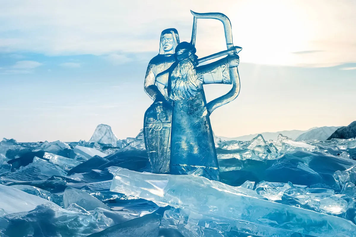 Hó- és jégszobrok a Bajkál-tó jegén.