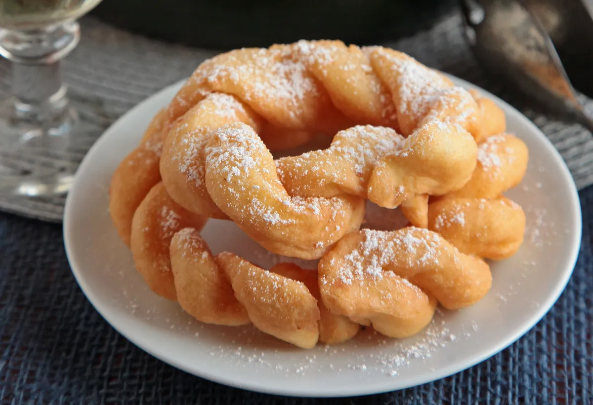 debreceni fonatos fánk porcukorral.