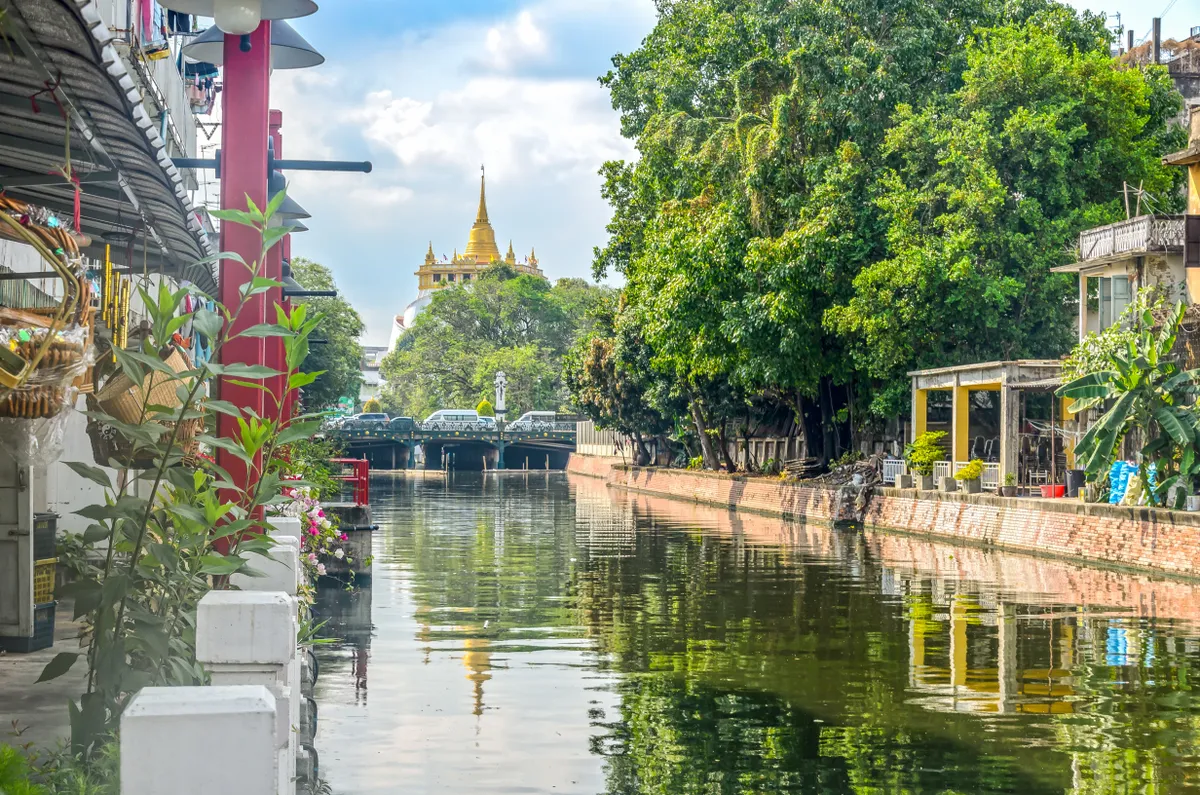 A bangkoki Khlong San negyed csatornája, melyet történelmi épületek vesznek körül.