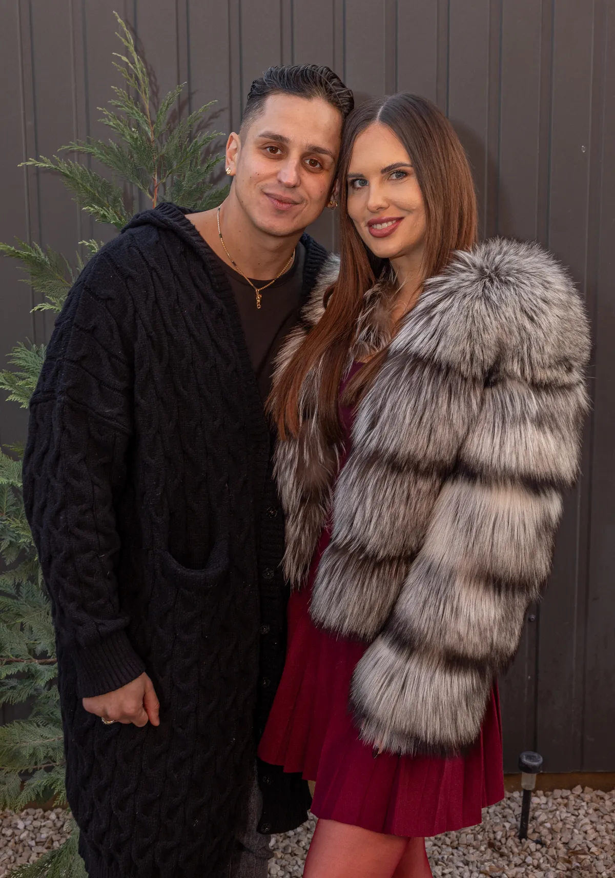 Aurelio és párja a felújított bajai ház udvarában.