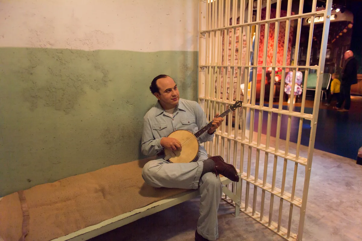 Al Capone figurája egy bendzsóval az Alcatraz cellájában. 