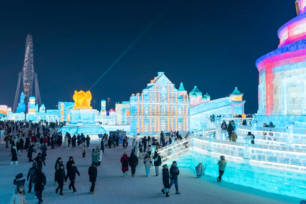 Turisták tömege élvezi a kínai Harbinban, minden évben megrendezett nagy, nemzetközijég- és hószobrászati fesztivált. 