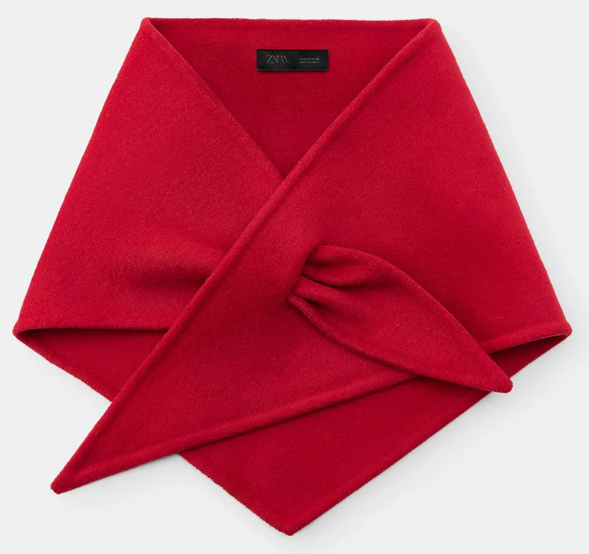 Téli kiegészítő: piros kendő.