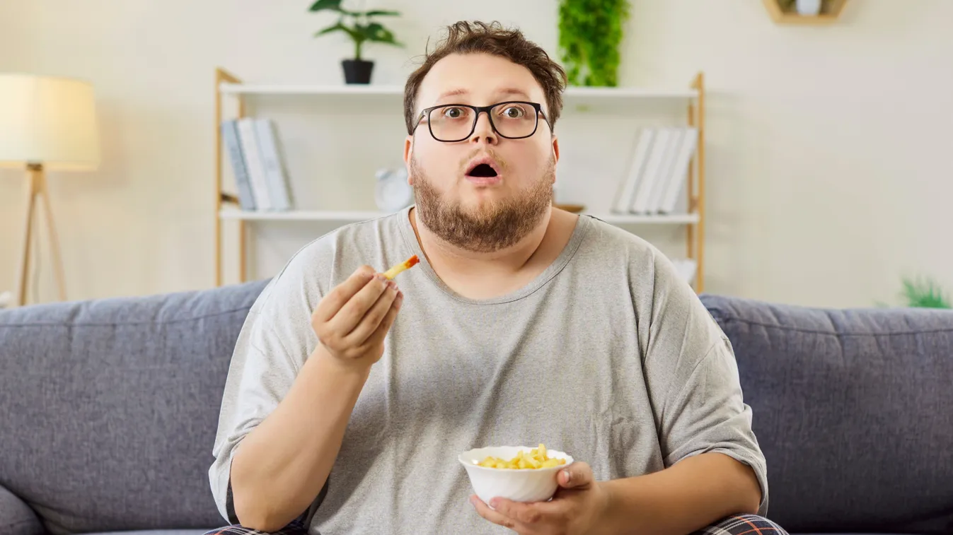 A diéta alatt sült krumplit evő elhízott férfi.