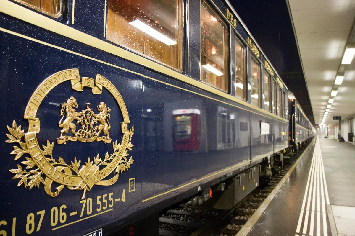 Az Orient Express sötétkék vagonja, rajta a vonat logójával.