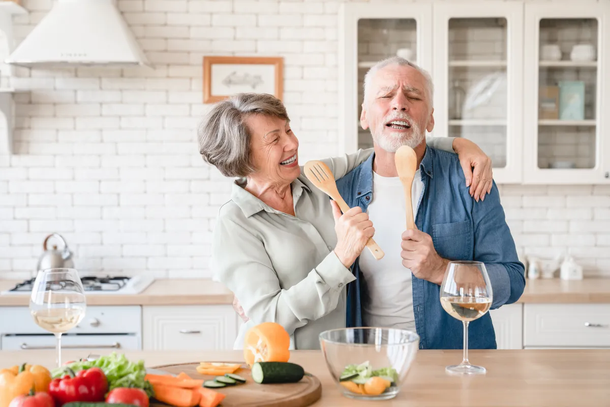 Közös szeretetnyelvet beszélő pár együtt főz  akonyhában.