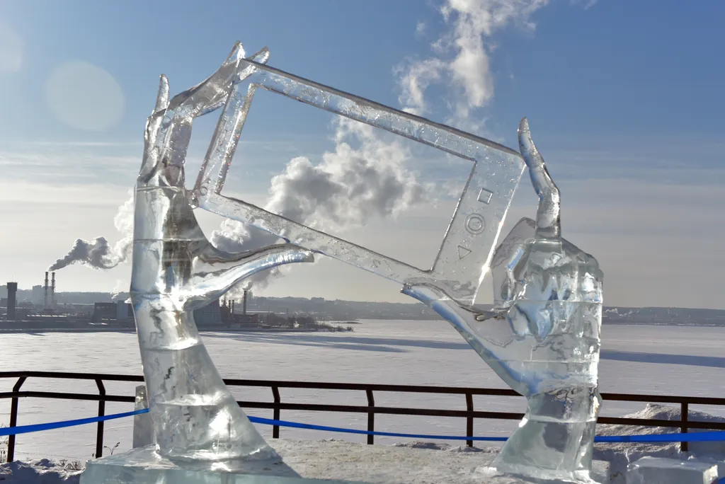 Az udmurtföldi Izsevszk (Oroszország) jégszobrász kiállításának egyik alkotása az Iszevszki-tó partján.