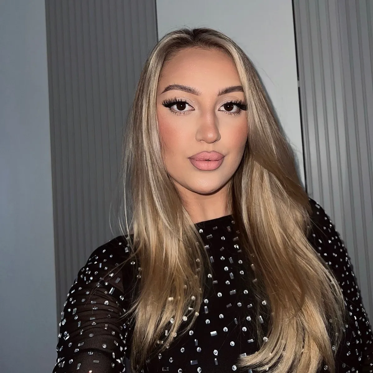 A profi sminkes, aki ráncok elleni sminkben látható.