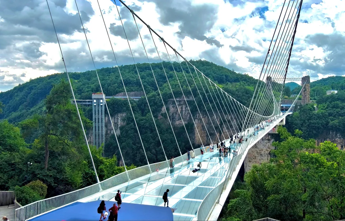 A Zhangjiajie üveghíd szédületes mélység felett ível át.