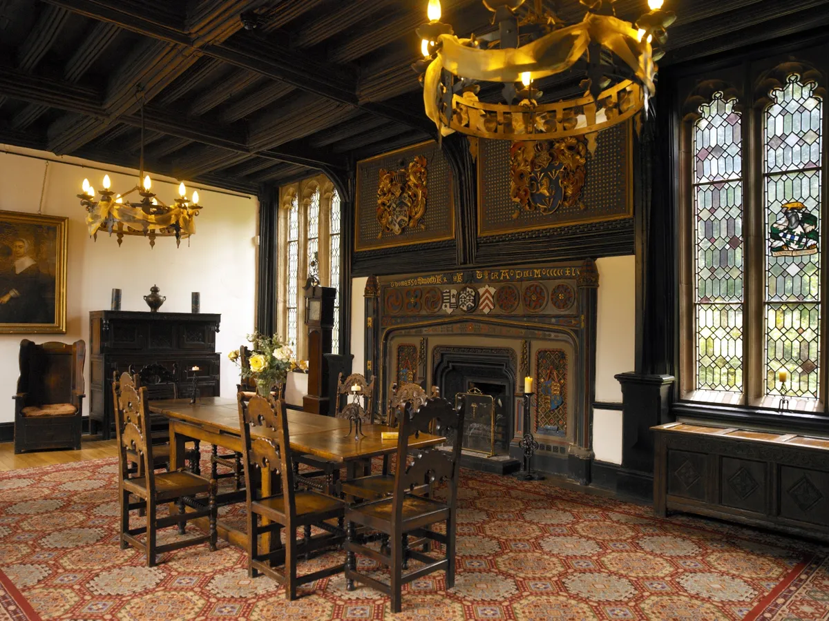 Samlesbury Hall gyönyörű szalonja korabeli bútorokkal. 