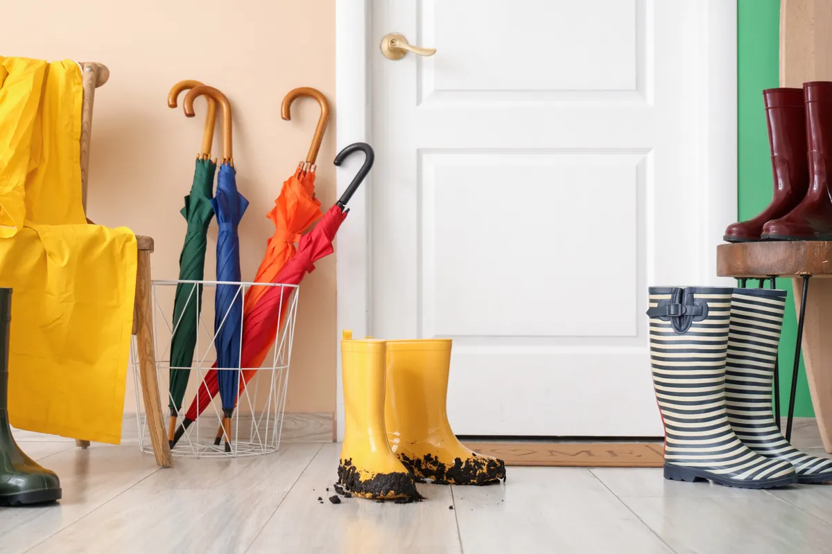 Saras cipő és csizma a lakás előszobájában