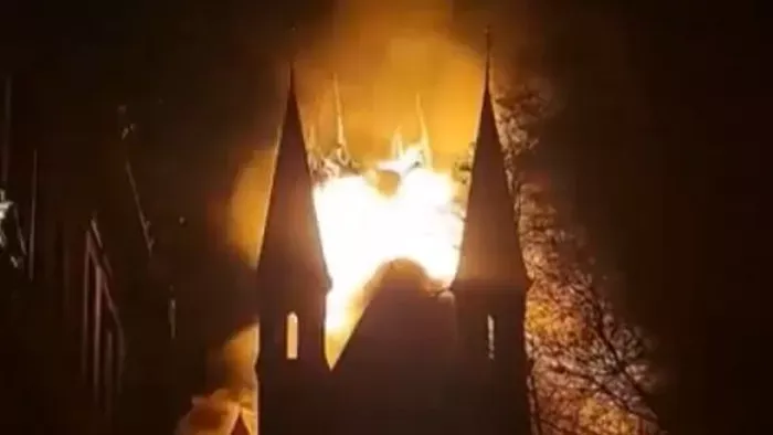 Lángra kapott a templom, porrá égett az épület – Videó!