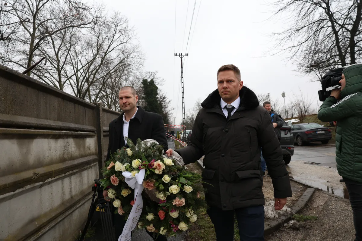 Dudás Miki temetés 2026.01.30
Tóth dávid és hadvina Gergely koszoruval&nbsp;