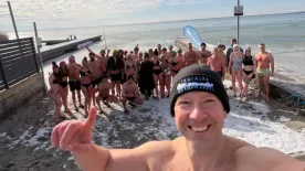 Hidegterápia a Balatonon: Sokan megőrülnek a nulla fokos vízért!