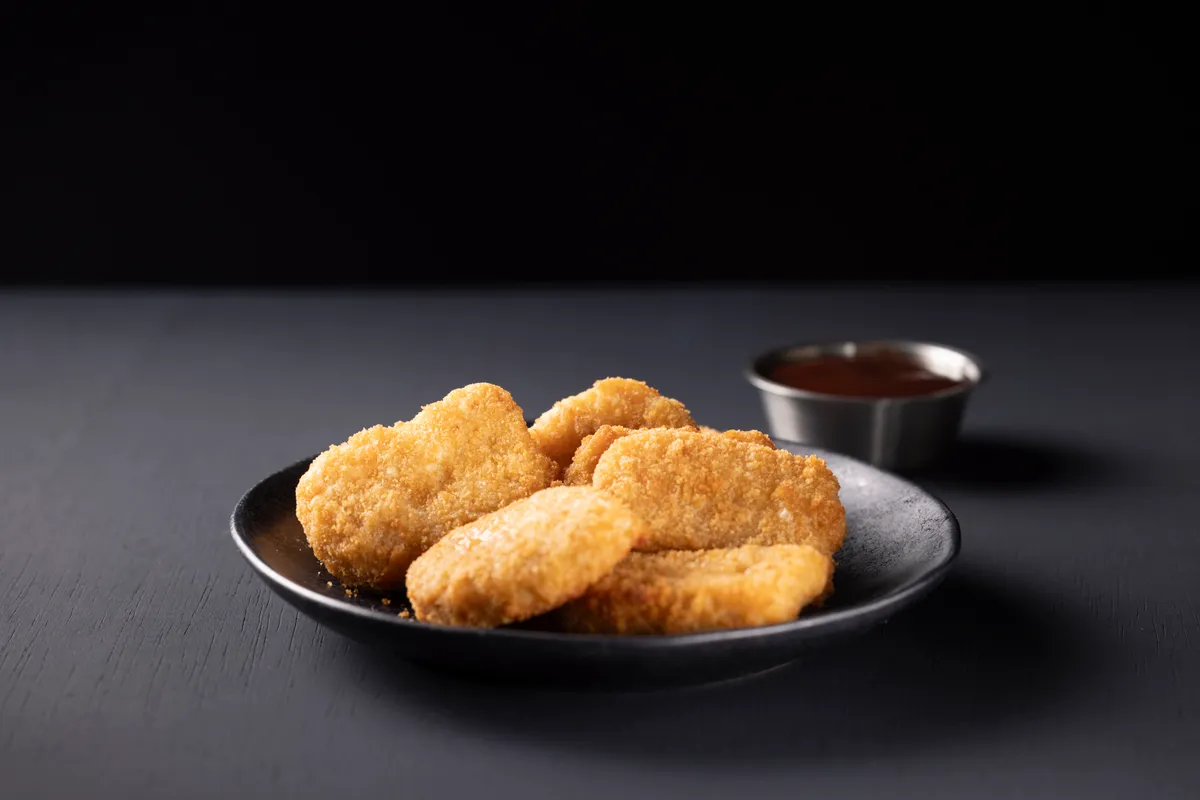 Csirke nuggets tálalva, ami hosszú távon rákot okozhat.