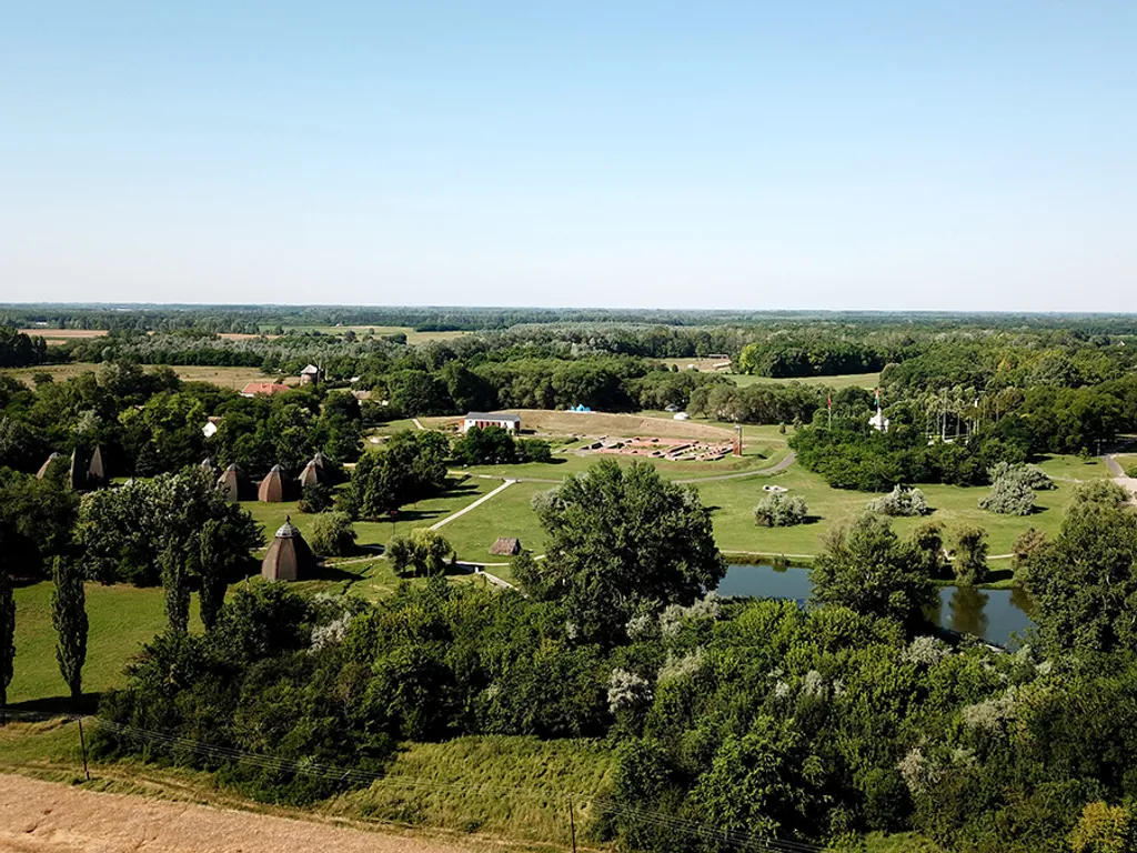 A XII. században épült ópusztaszeri erődített monostor romjai légi felvételen. A Bor-Kalán nemzetség által létesített monostor az Alföld egykor leggazdagabb, legnagyobb szerzetesi intézménye volt. 