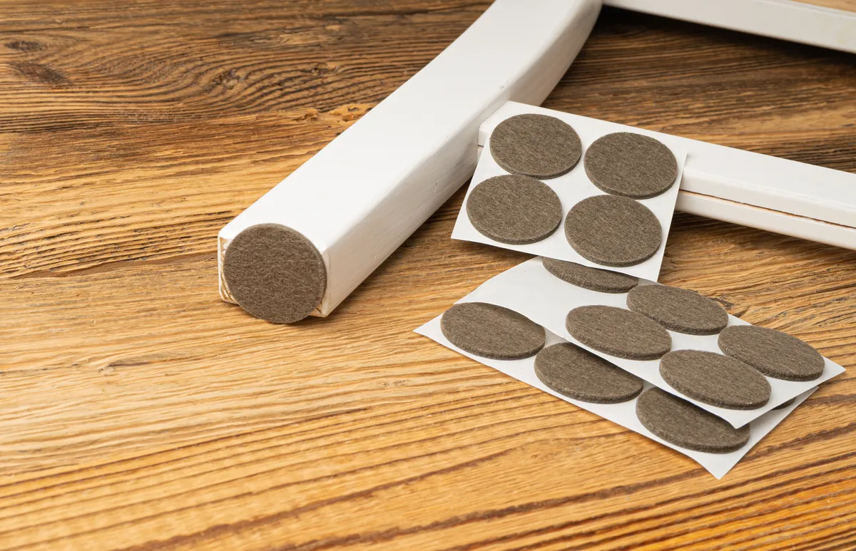 laminált padló ápolásának első lépése a gumitappancsok használata.