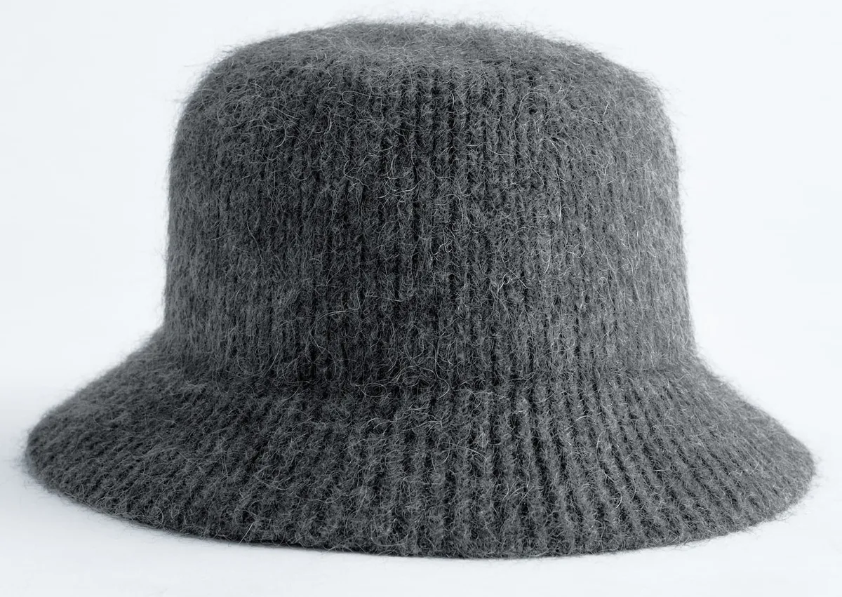 Téli kiegészítő: kötött sapka.