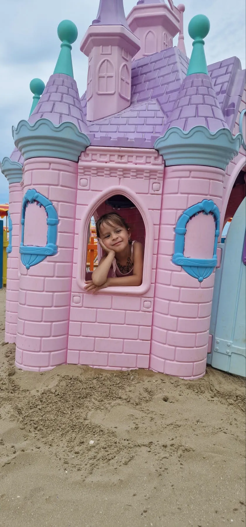 Míra itt még egészséges, később derült ki, hogy agydaganata van