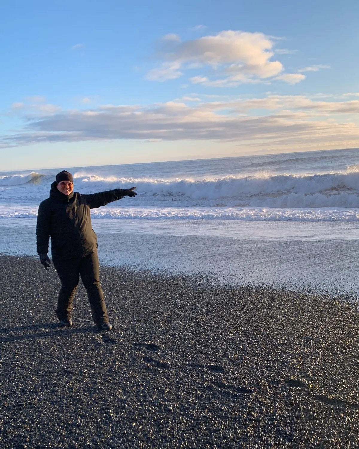 Tóth Zinka az izlandi tengerparton téli öltözetben.