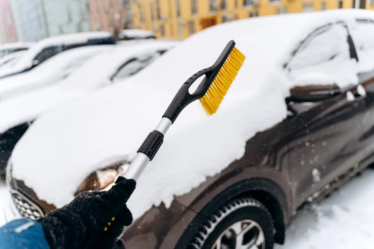 Hókefe és hóval borított autó