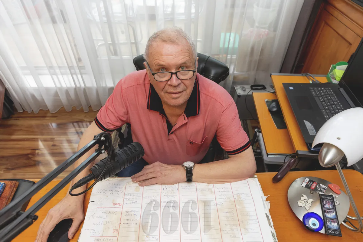 Dévényi Tibor súlyos térdfájdalmakkal küzdd, ezért már csak otthonról tud dolgozni.