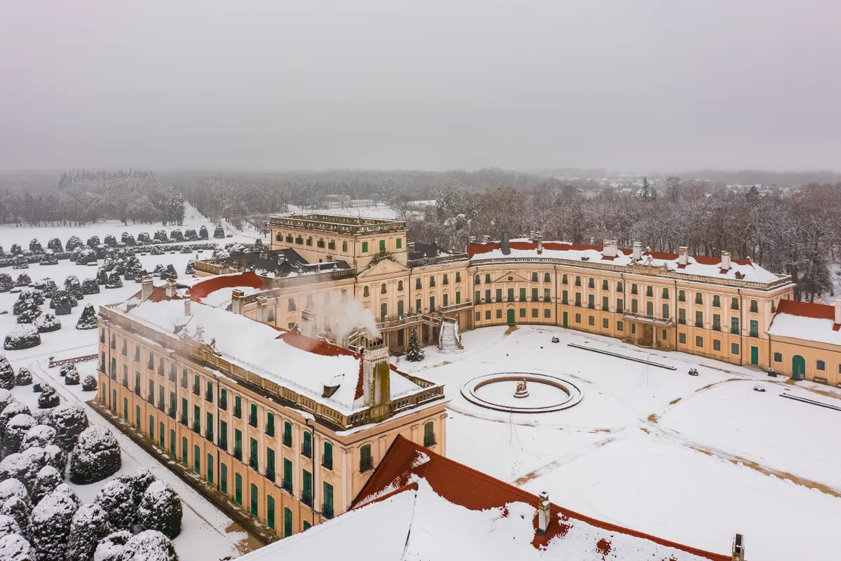 A fertődi Esterházy-kastély behavazott parkja madártávlatból.