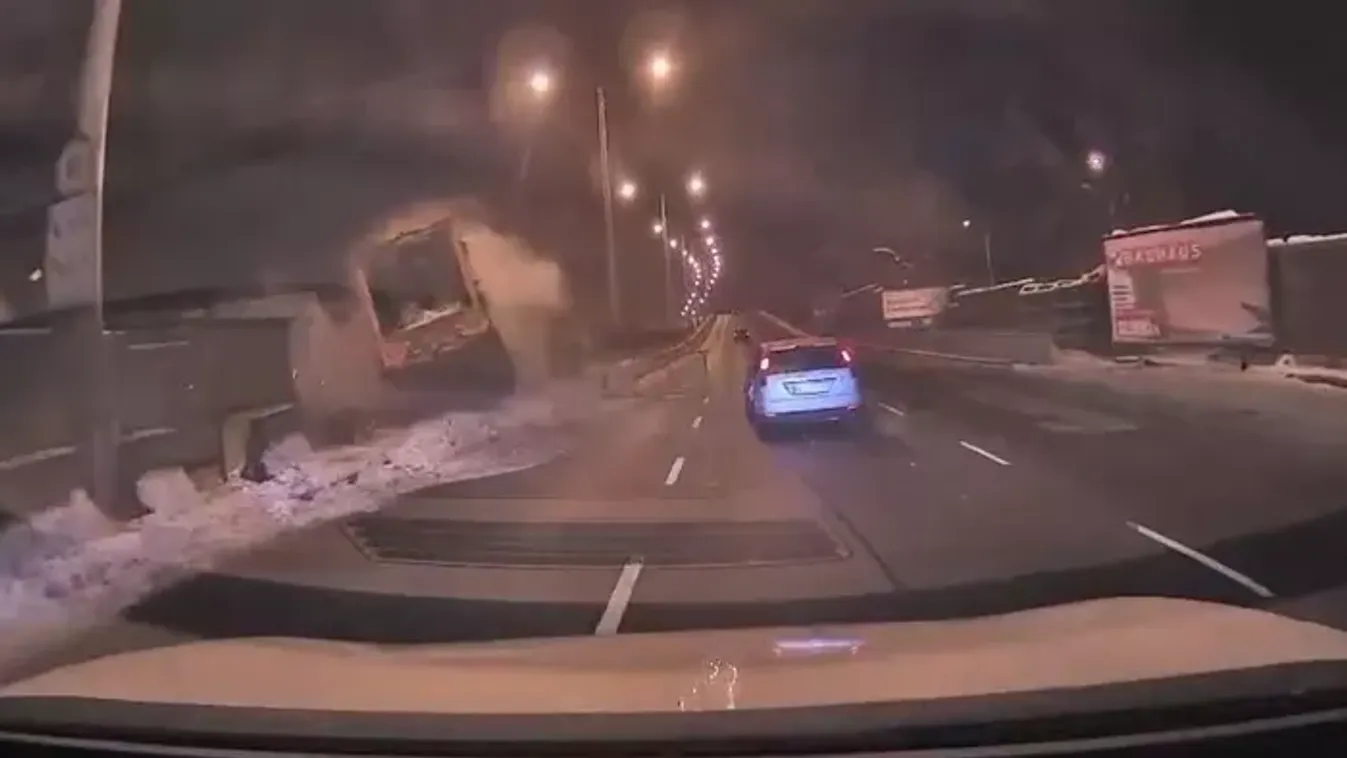 Hajmeresztő felvétel: áttörte a betonelválasztó elemeket és átcsúszott a szemközti sávba egy kukáskocsi