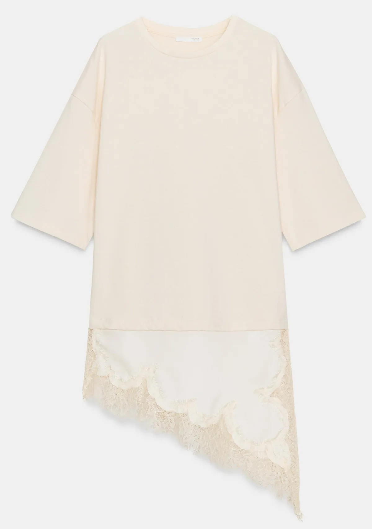 Karcsúsító tippek: csipkeszegélyes póló.