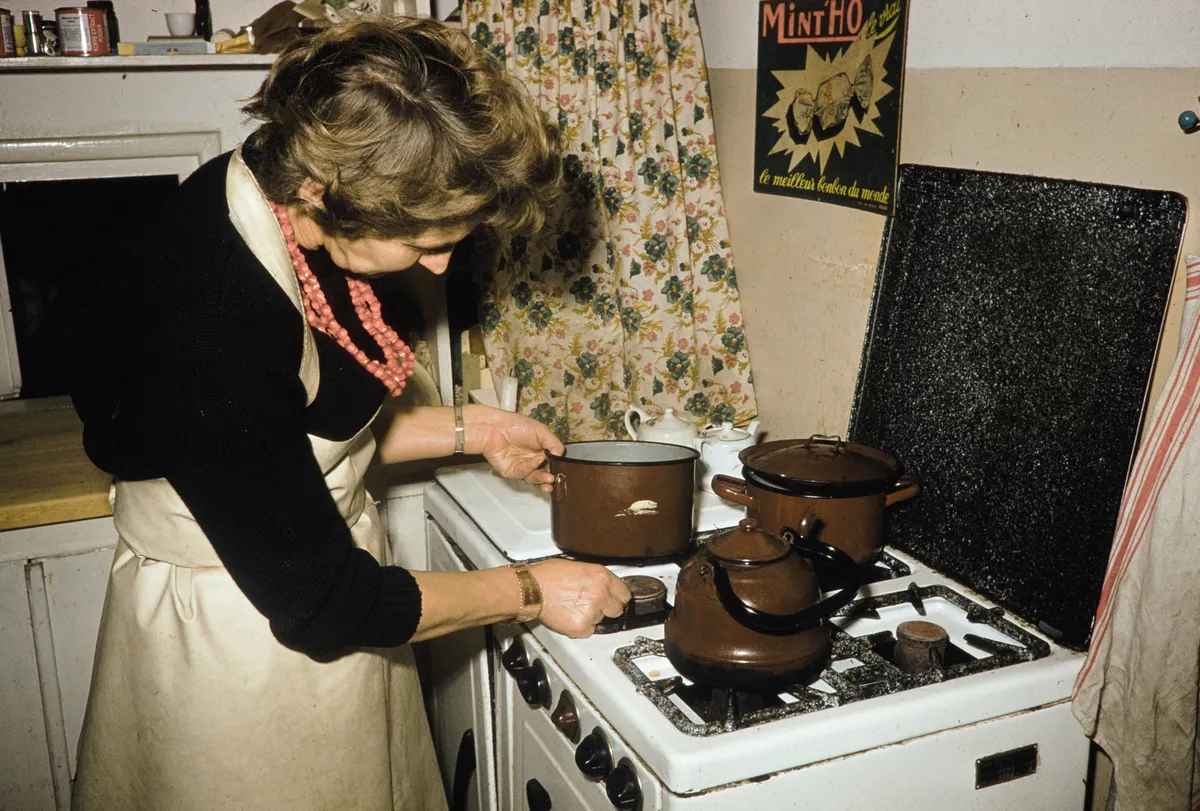 Régi konyhában sütő nő a retró kvízben