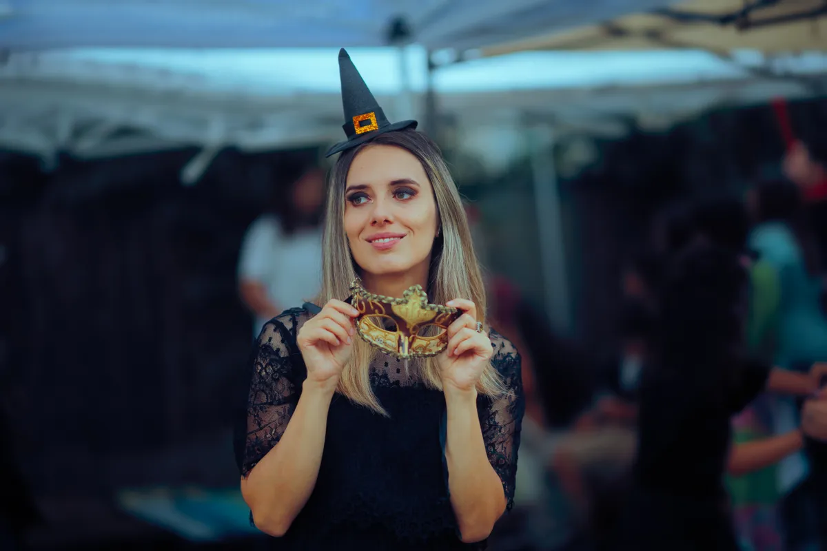 Személyiségtesztben szereplő kép egy farsangi maszkot a kezében tartó fiatal szőke nőről