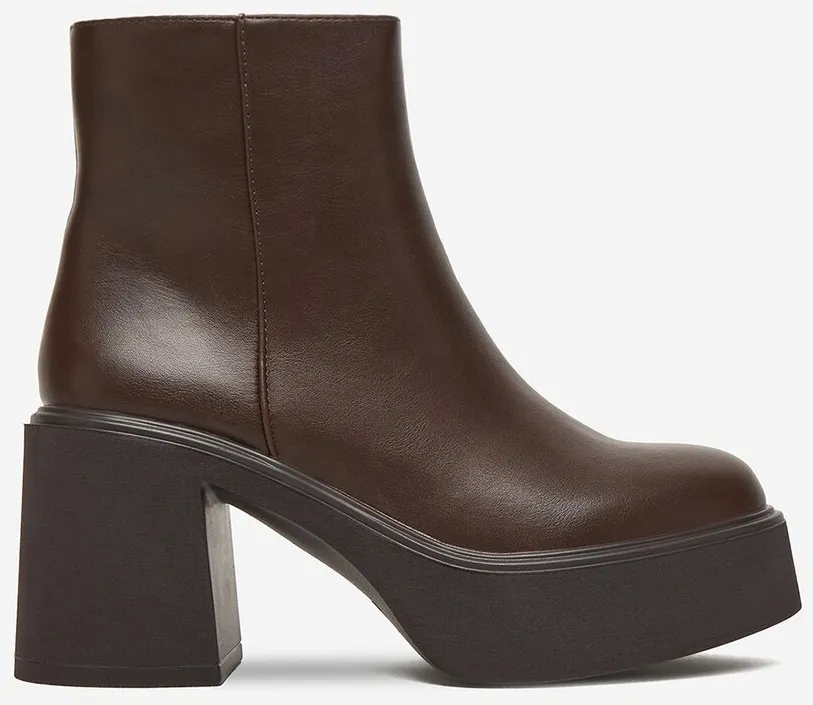 Karcsúsító tippek: bokacsizma.