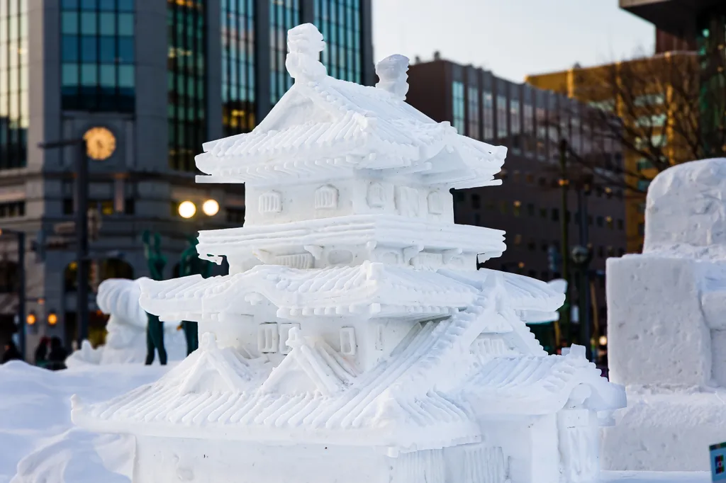 Szintén a Sapporoi Hófesztivál egy különleges remekműve, amely egy tradicionális japán épületet ábrázol. 