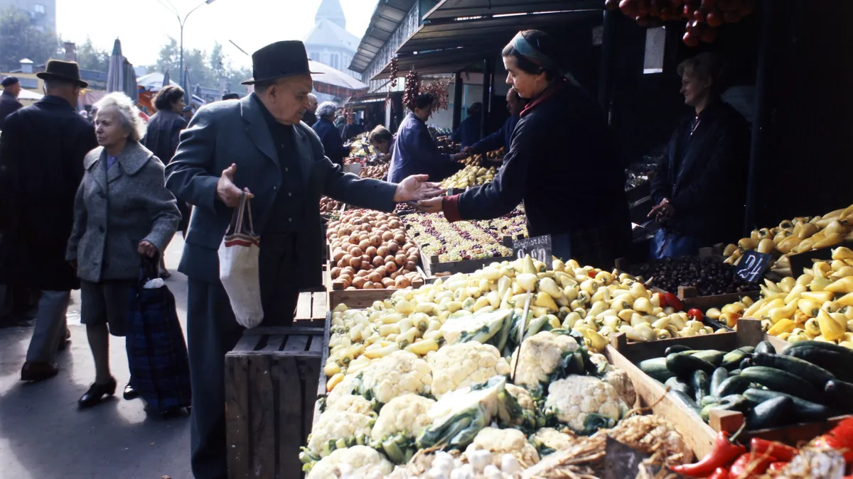 Retró kvíz képen: egy régi zöldség-gyümölcs árak a piacon.
