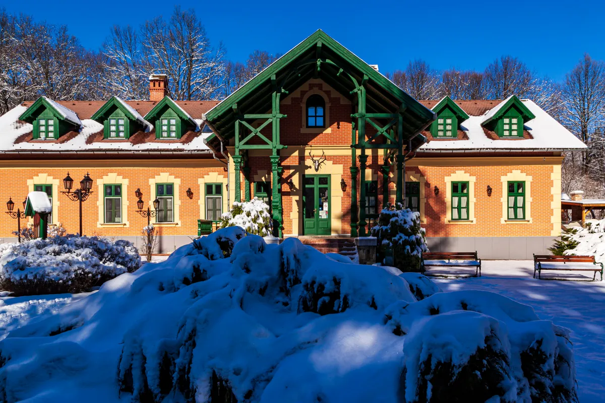 Hótakaró alatt a parádsasvári Károlyi-kastély egyik épülete és a kertje.