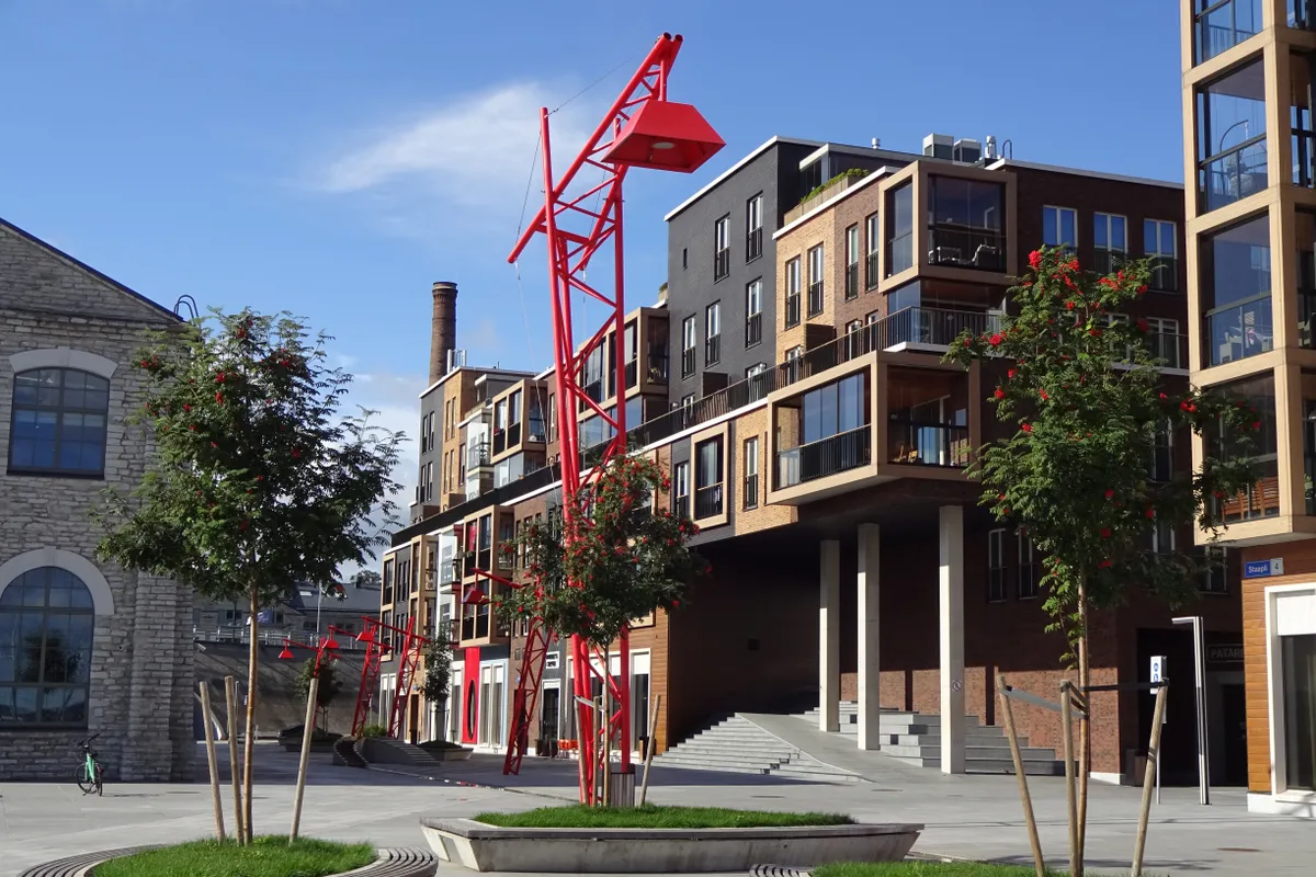 A tallinni Noblessner városrész modern, színes épületeivel.