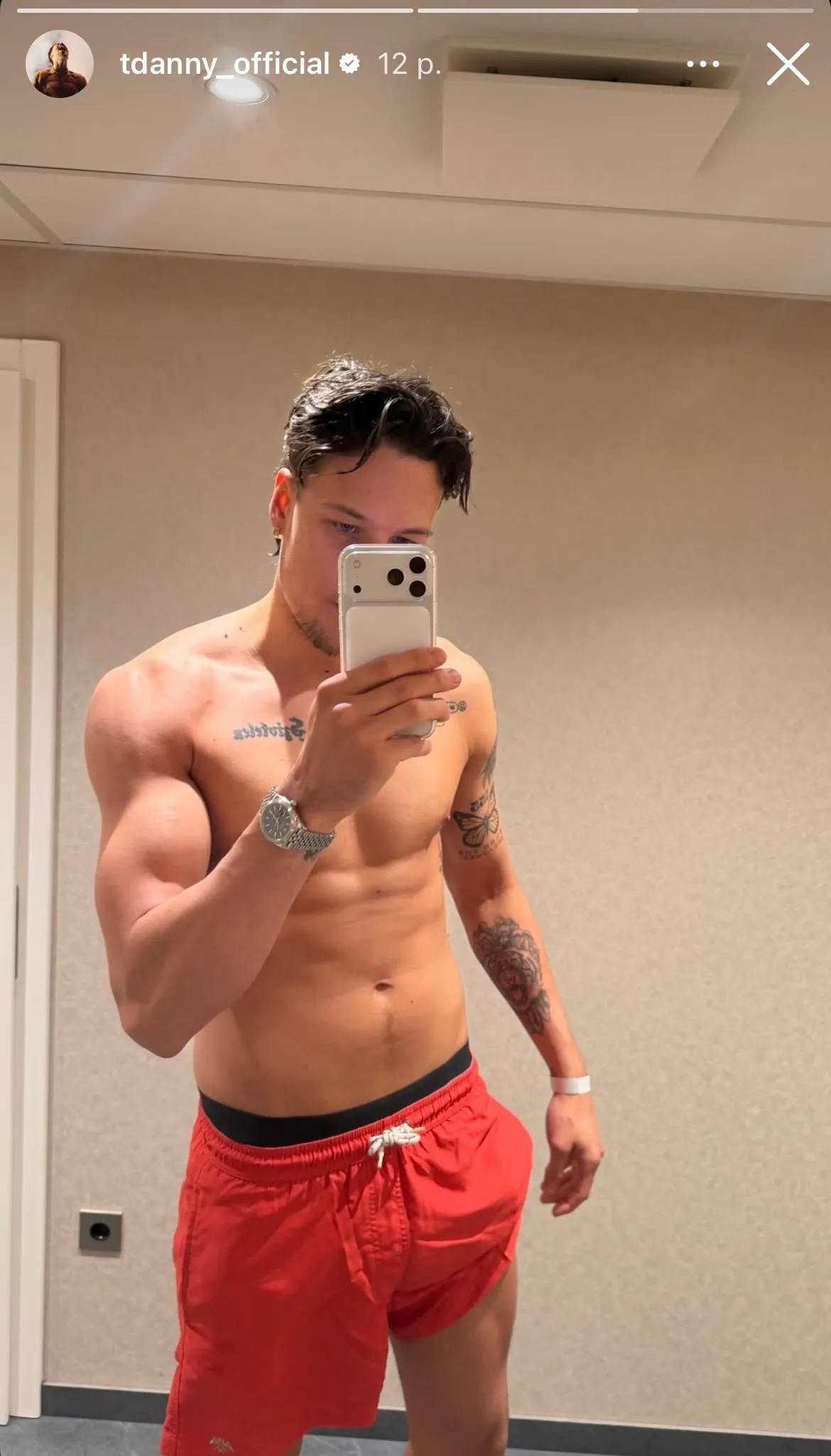 T. Danny félmeztelenül