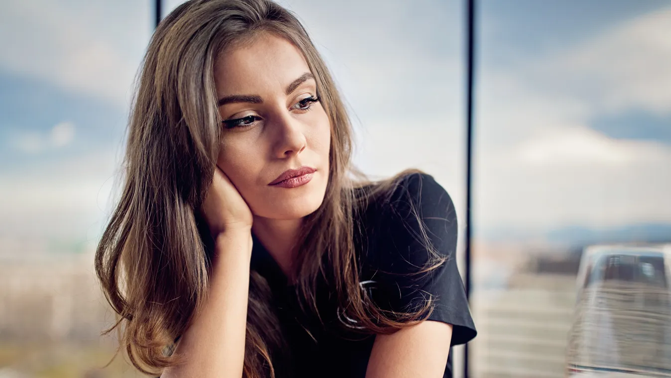 Szingli nő éppen várja a randipartnerét.