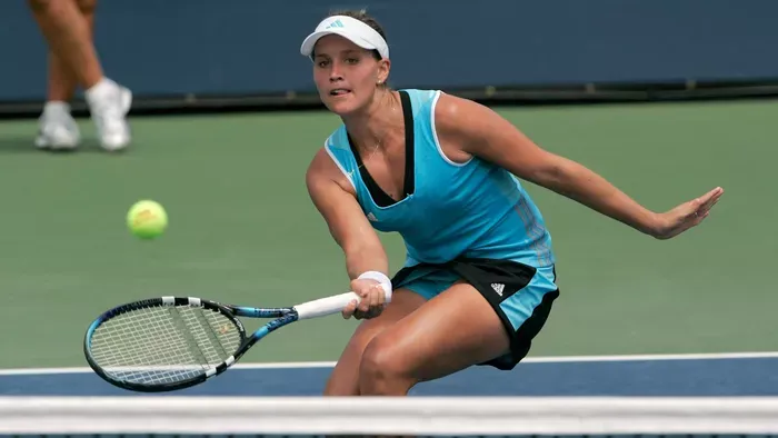 Az első villantás után lábait is széttárta a teniszezőnő