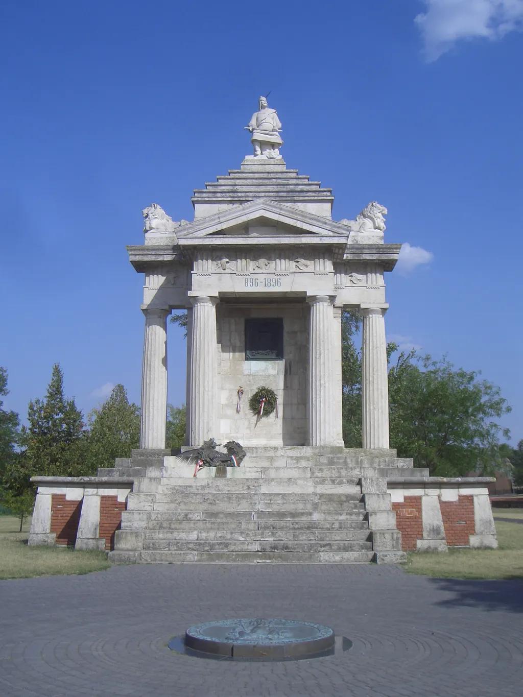 Az ópusztaszeri Árpád-emlékmű - Kallós Ede szobrász és Berczik Gyula építész közös alkotása - alapkövét 1896. június 27-én helyezték el, az avatására 1897. május 21-én került sor.