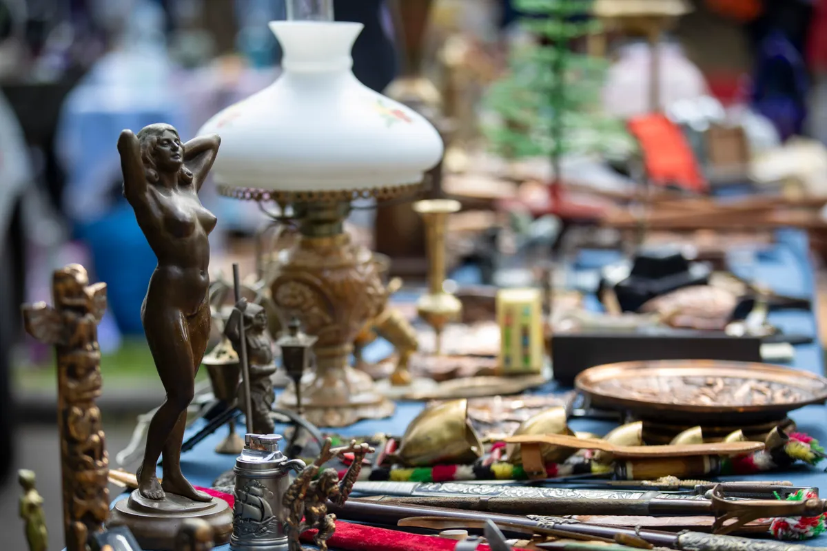 Egy bolhapiac portékái.