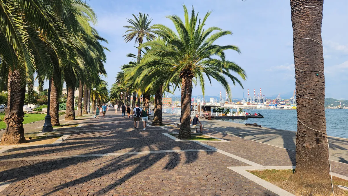 A Viale Italia Costantino Morin sétány La Speziában, ahonnan a Cinque Terrét érintő hajóutak indulnak.