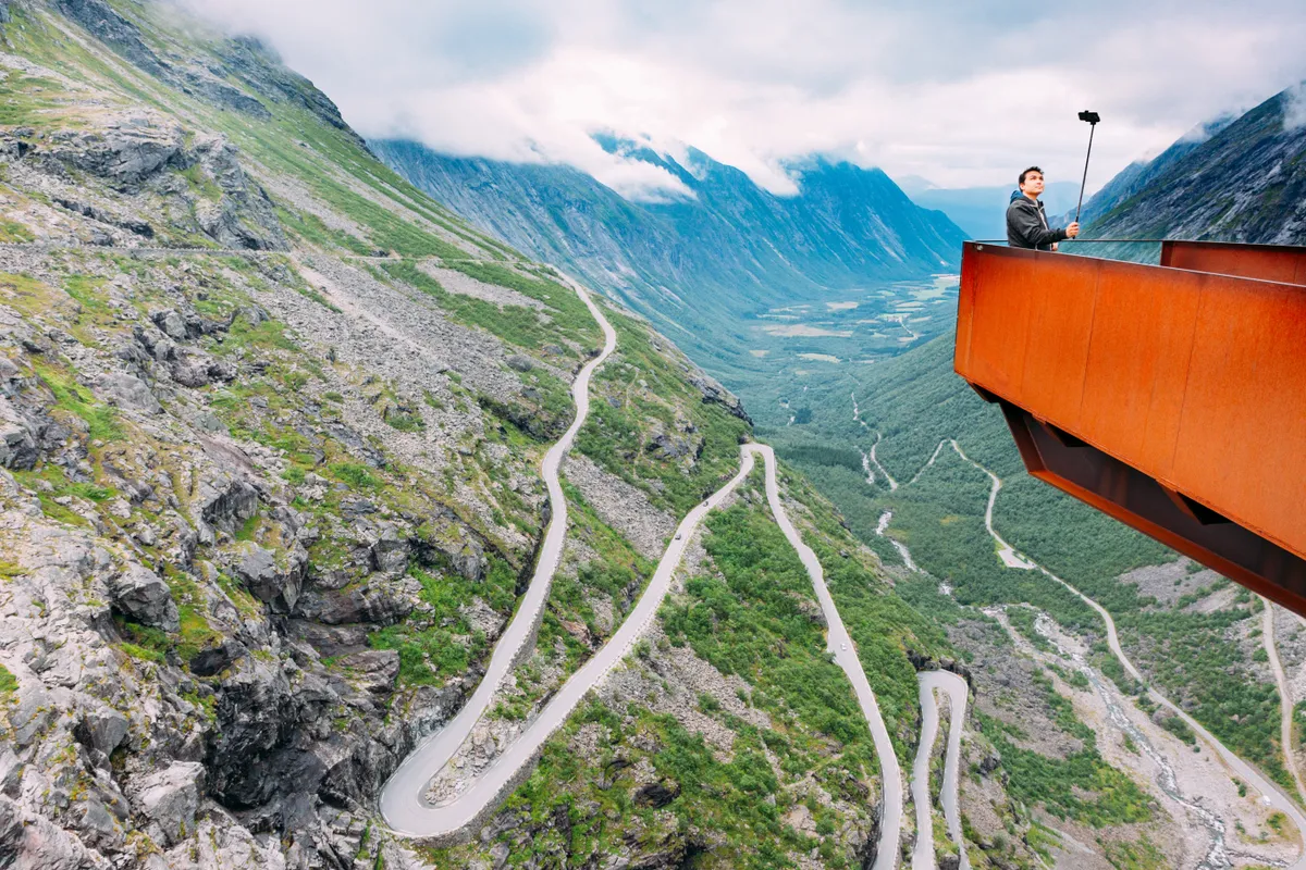 a halálos szelfi-balesetek egyik legsmertebb helyszíne a norvégiai Trollstigen.