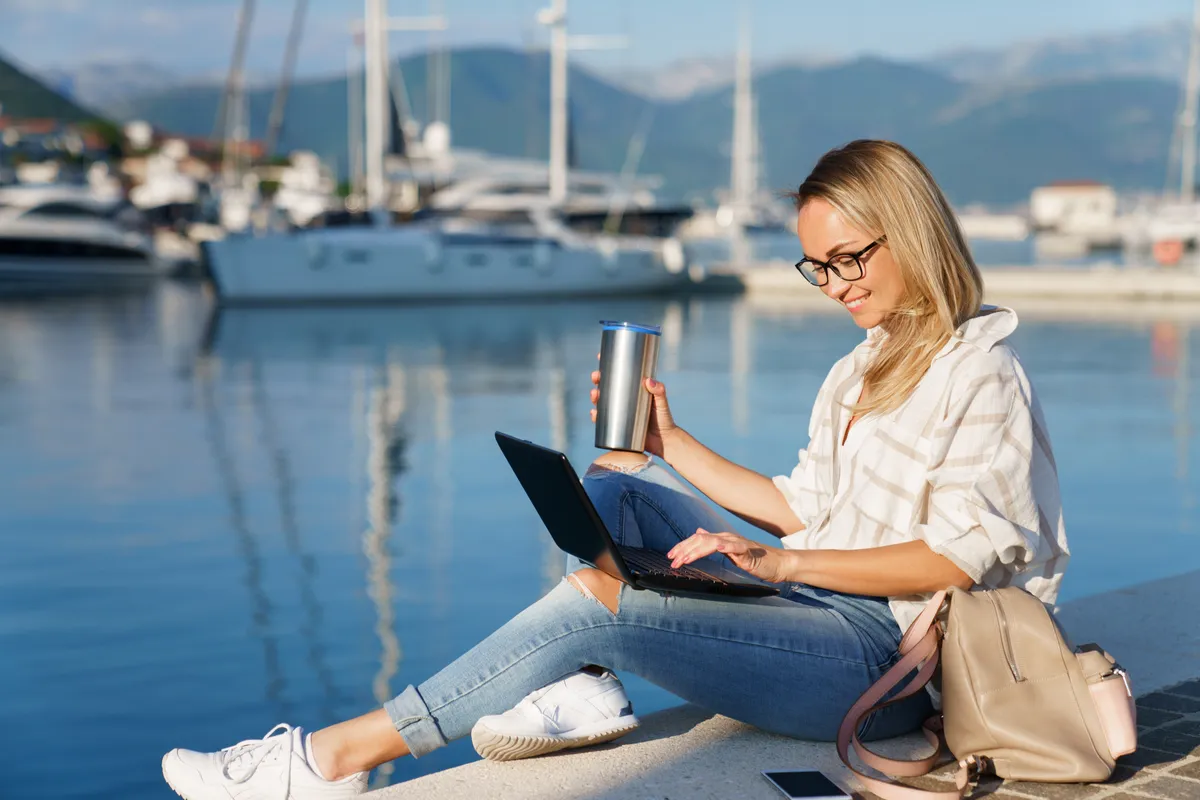 A külföldi bevételei után szja-mentességet élvező digitális nomád nő