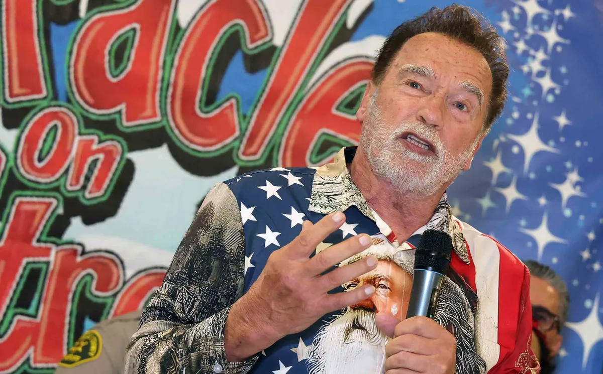 Arnold Schwarzenegger, Sugar Ray Leonard...participent à la 44ème distribution de jouets de Noël, "A Miracle on 1st Street", au centre de jeunesse Hollenbeck à Los Angeles