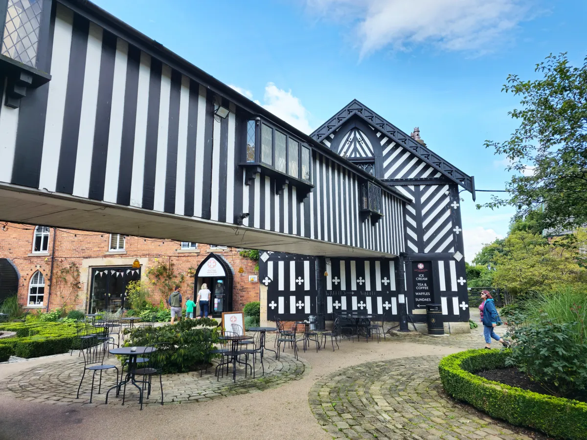 Samlesbury Hall, amely kísértet történeteiről nevezetes.